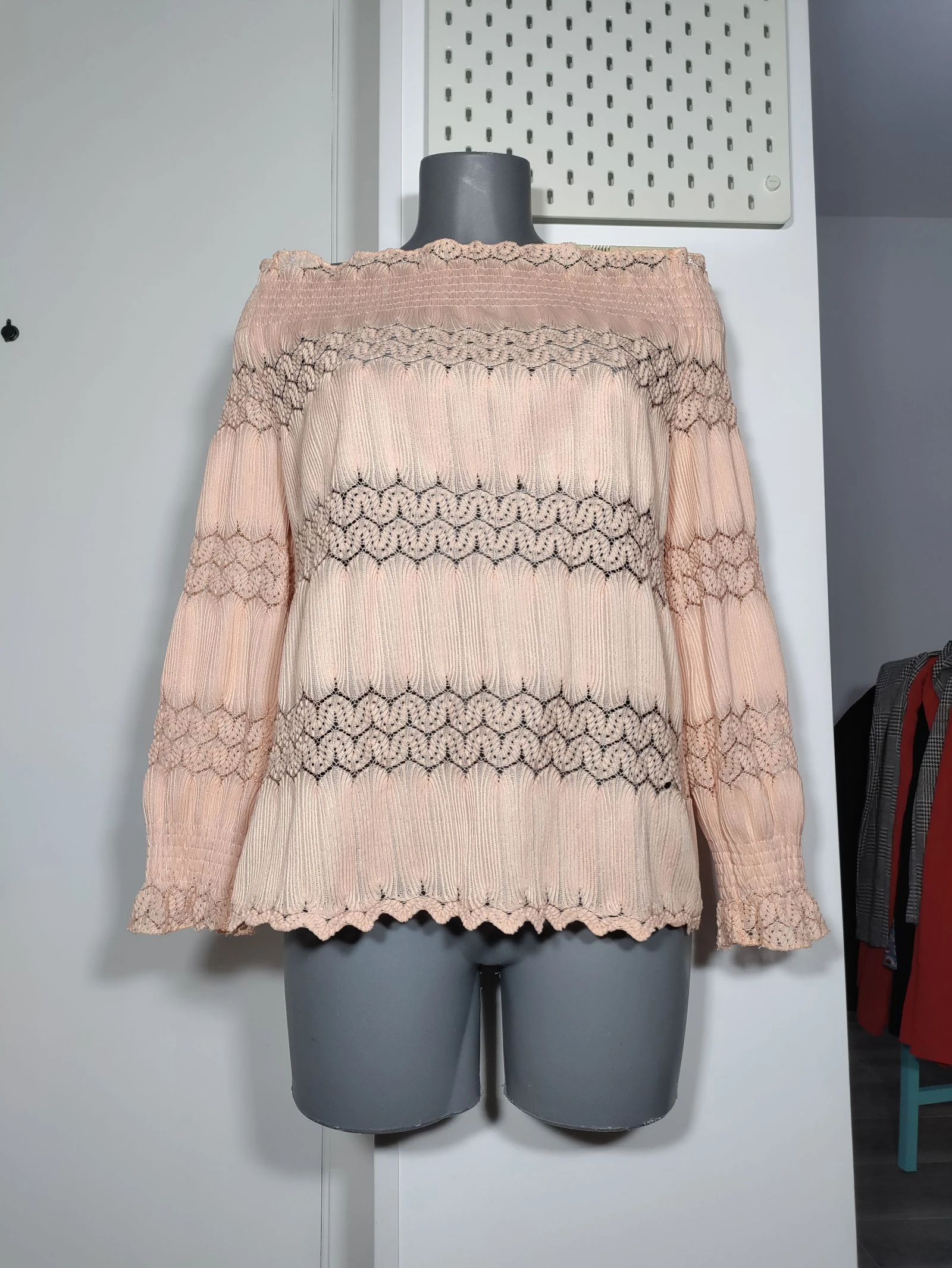 Blusa calada elástica color salmón May Shining Star escote barco – talla S/M (ver medidas)